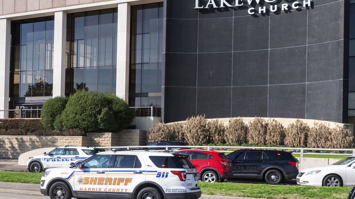 Policisté mimo službu zneškodnili střelkyni v texaském obřím kostele